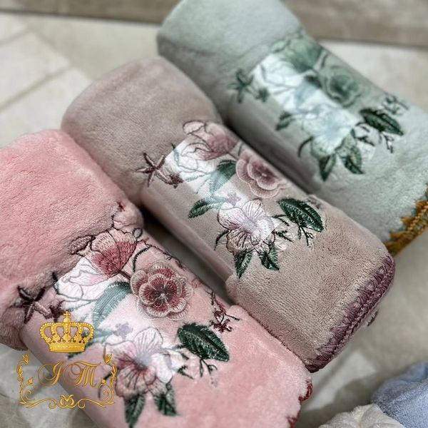 &ldquo;Embroidered Flowers&rdquo; Bath Towel, 70x140 cm, Peach Microfiber, China